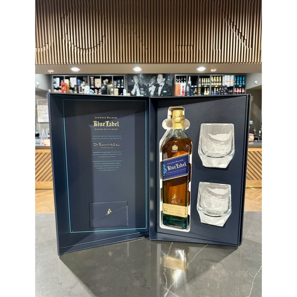 JOHNNIE WALKER BLUE LABEL WITH 2 CRYSTAL GLASS